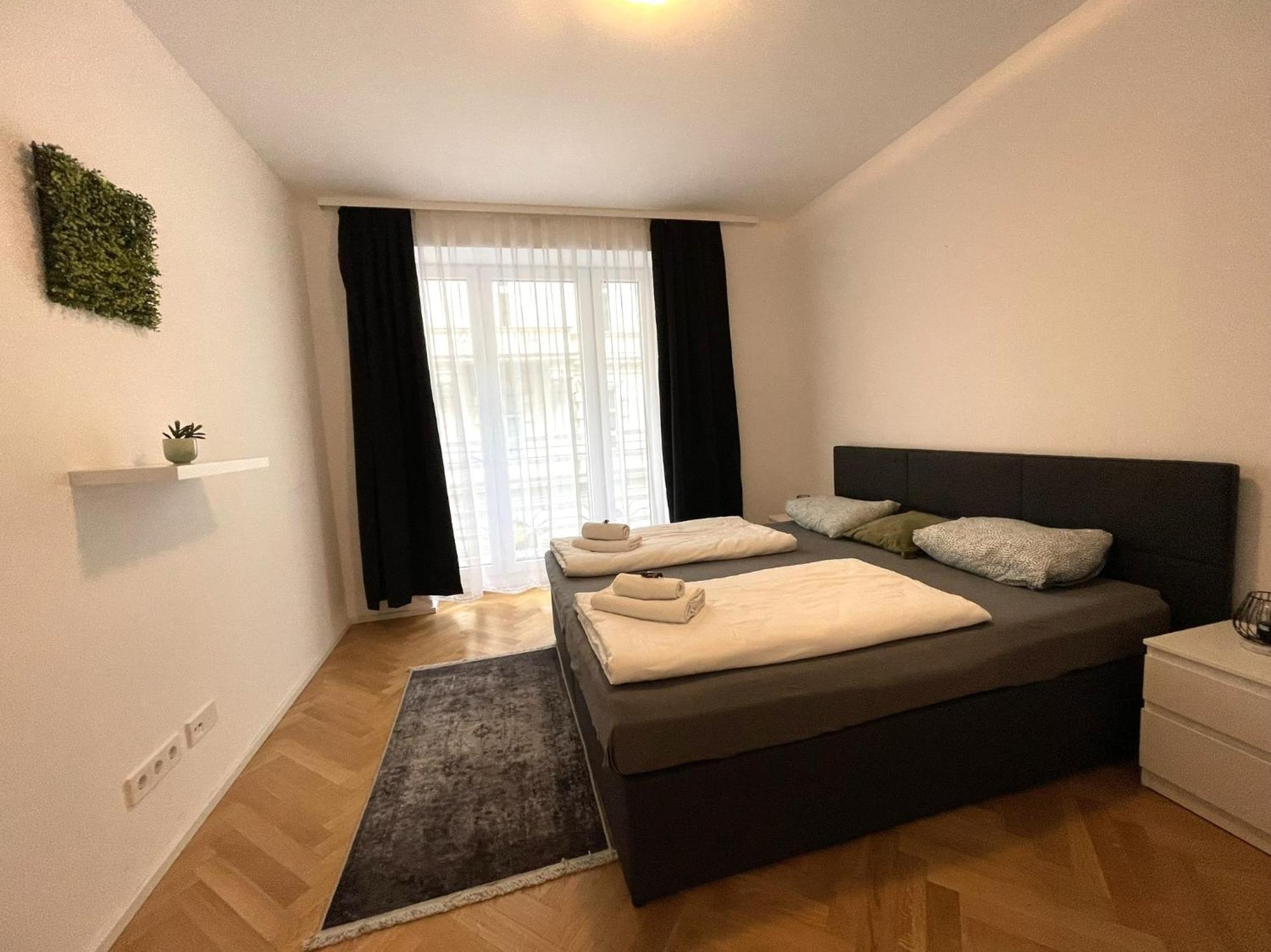1st La Opera Suites Apartment Vienna