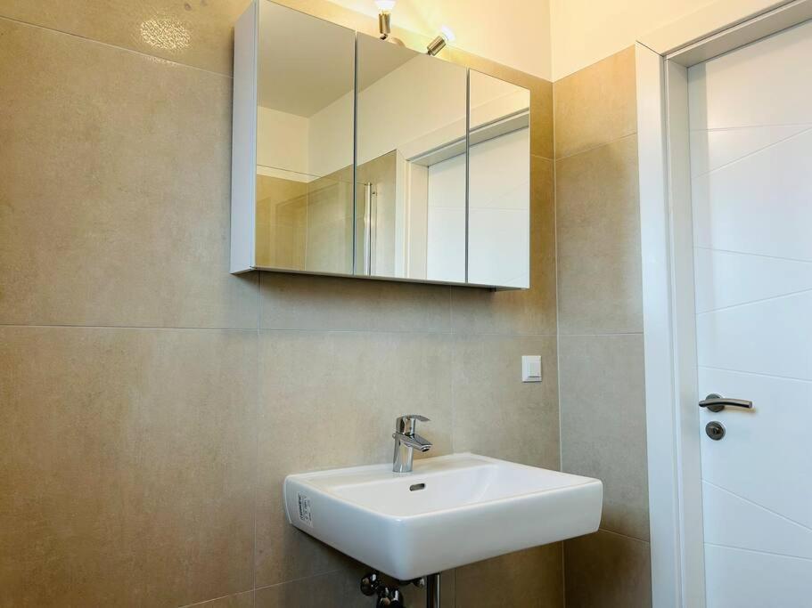Sunny Modern With Balcony - Free Parking Apartment *