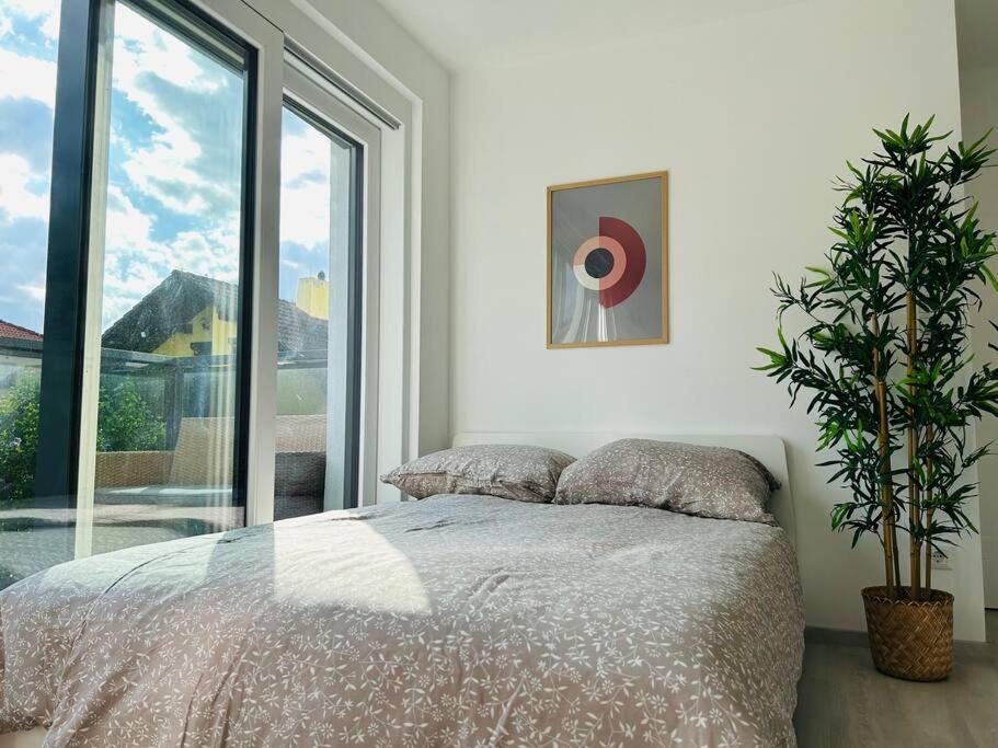 Sunny Modern With Balcony - Free Parking *