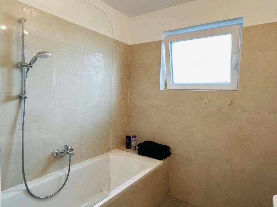 Sunny Modern With Balcony - Free Parking Apartment Vienna
