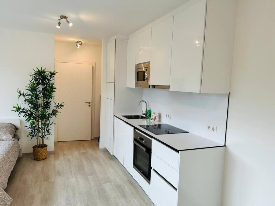 Apartment Sunny Modern With Balcony - Free Parking *