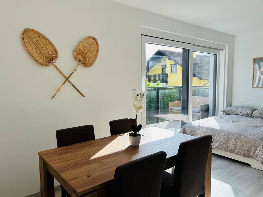 Apartment Sunny Modern With Balcony - Free Parking