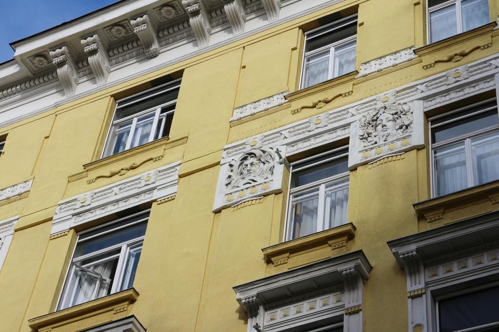 Carlton Opera