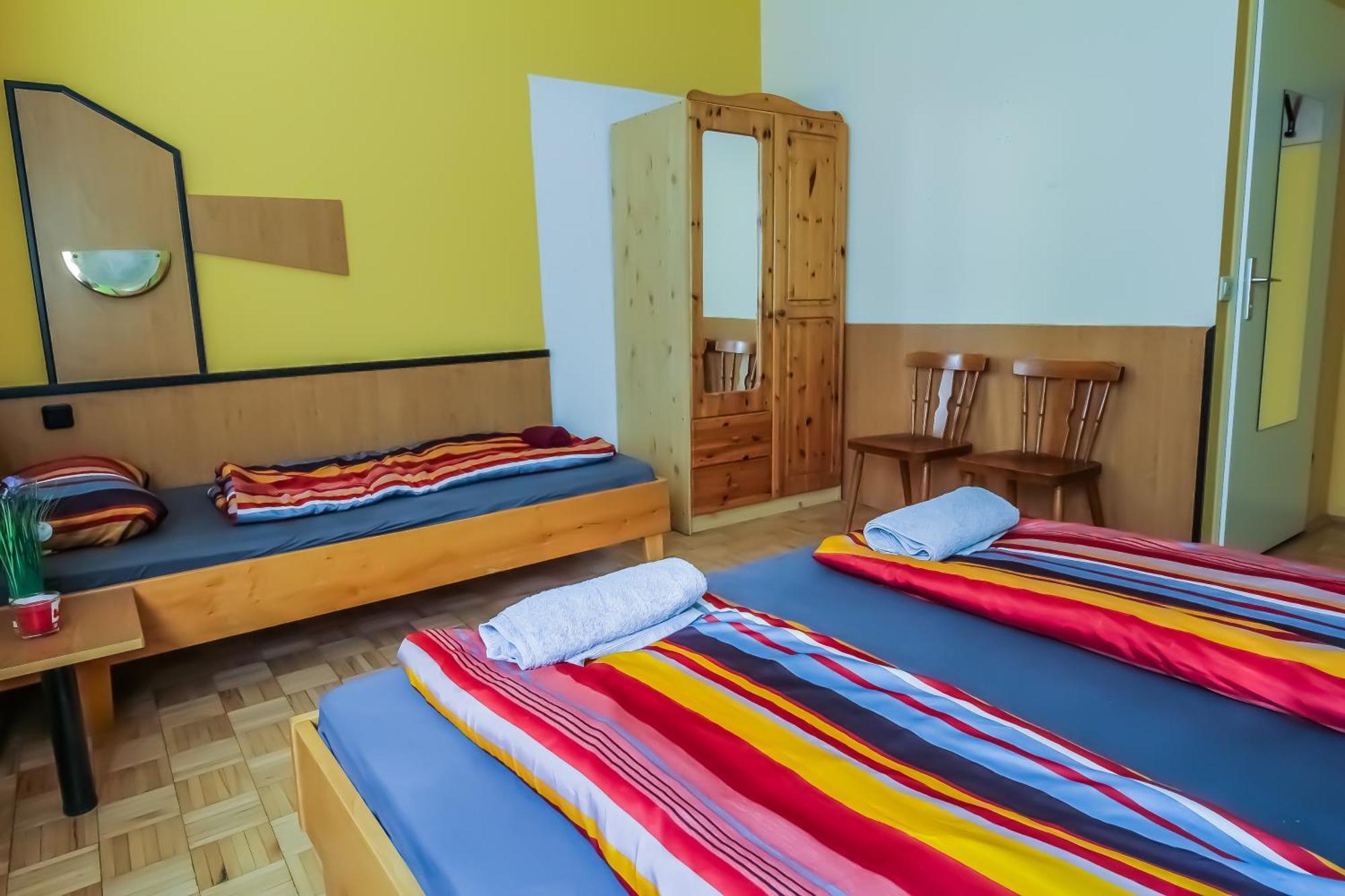 Cozy - U3 Hutteldorferstrasse Homestay Vienna