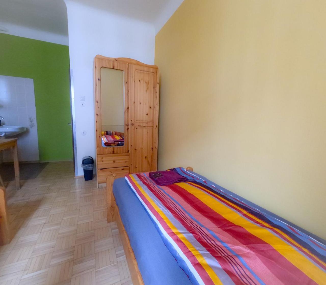 Homestay Cozy - U3 Hutteldorferstrasse Vienna