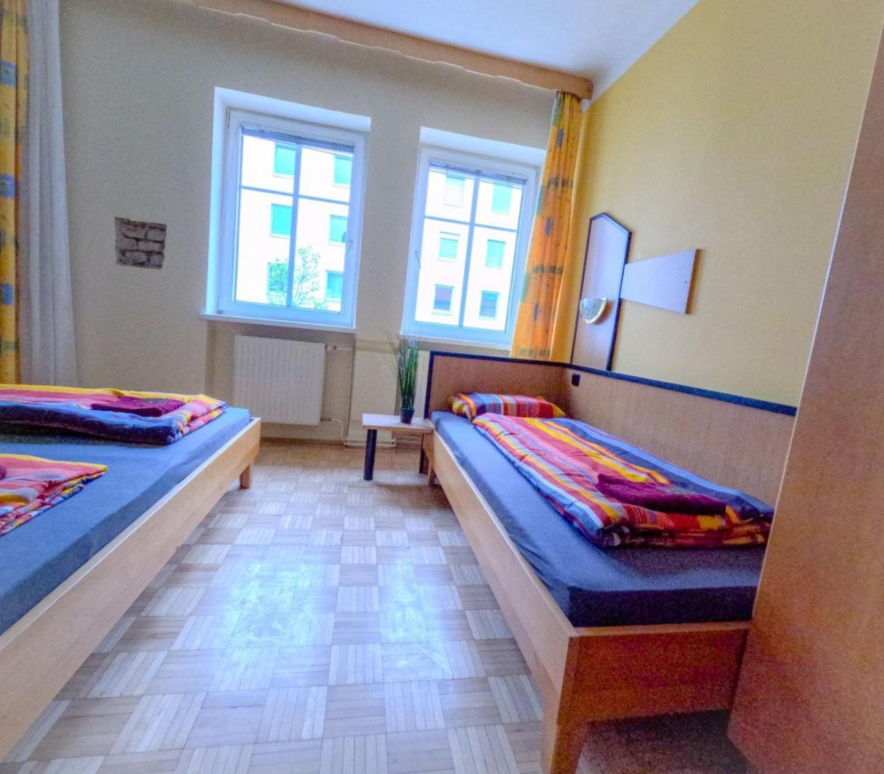 Cozy - U3 Hutteldorferstrasse Homestay Vienna