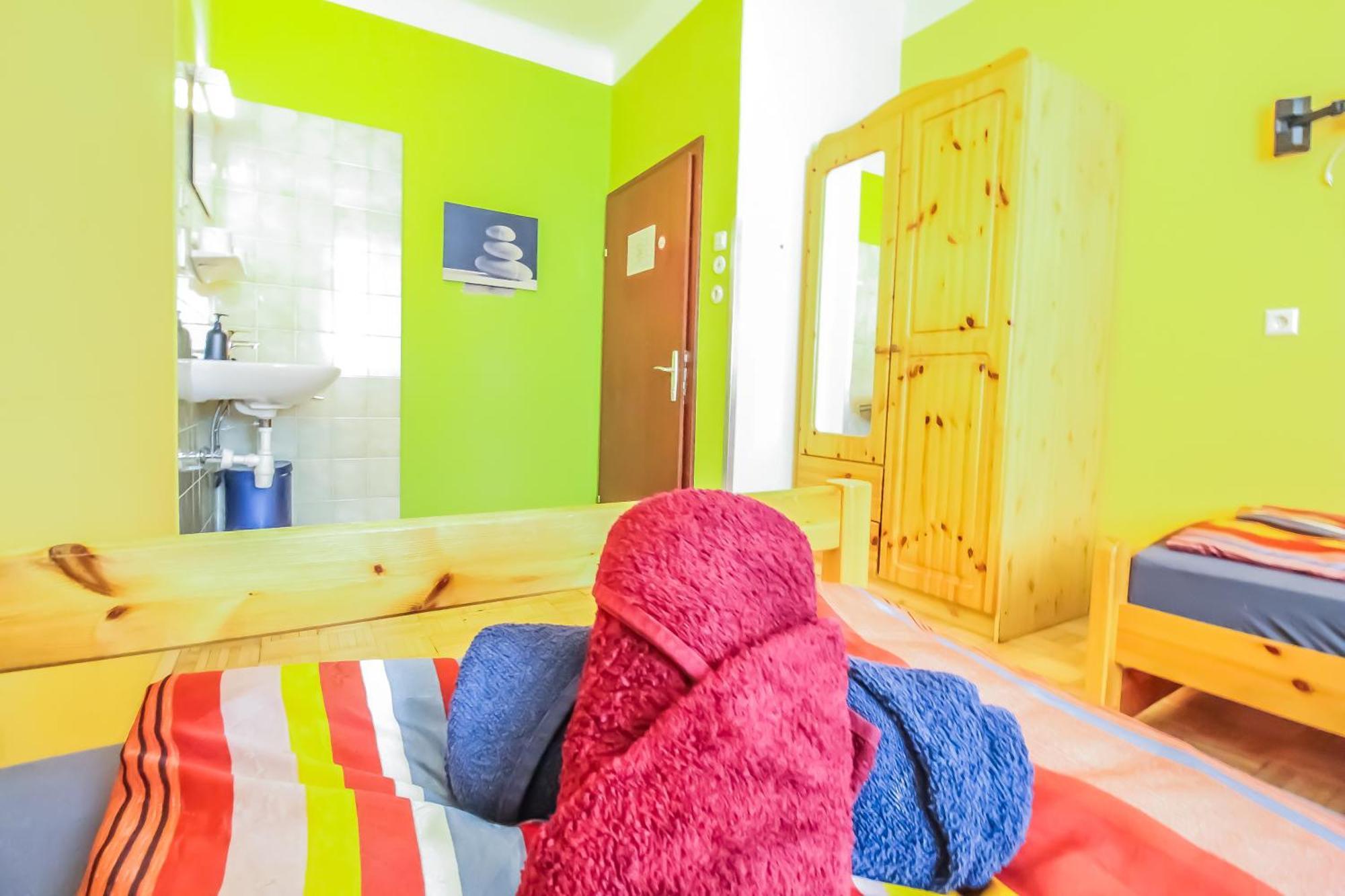 Cozy - U3 Hutteldorferstrasse Homestay Vienna