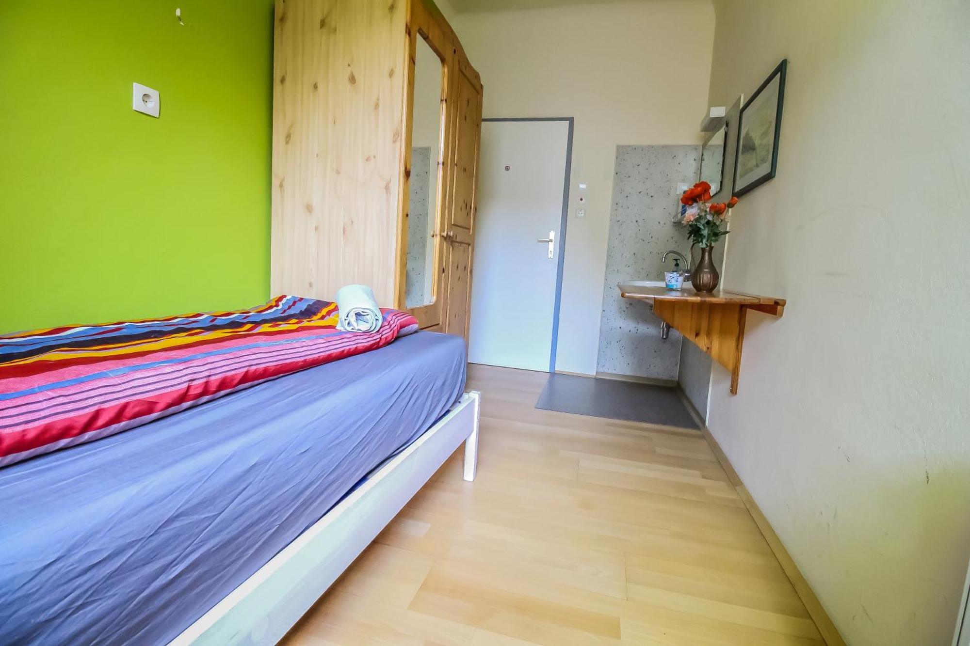 Cozy - U3 Hutteldorferstrasse Homestay Vienna