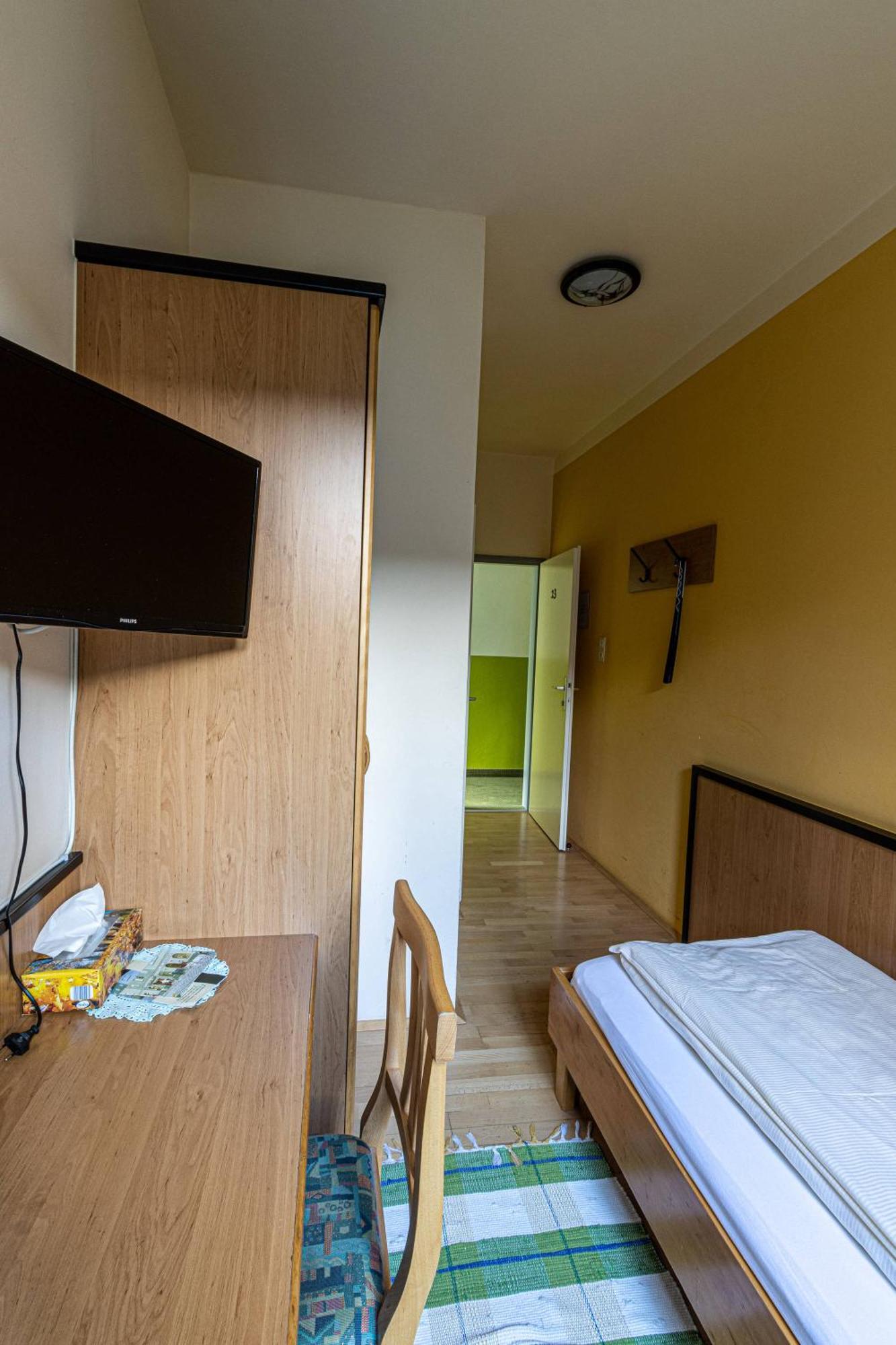 Cozy - U3 Hutteldorferstrasse Homestay Vienna