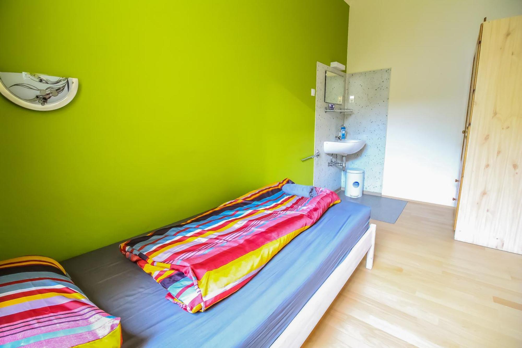 Homestay Cozy - U3 Hutteldorferstrasse Vienna
