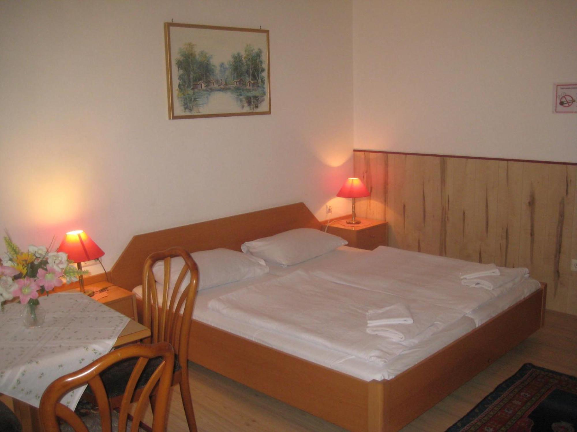 Happyhostel *