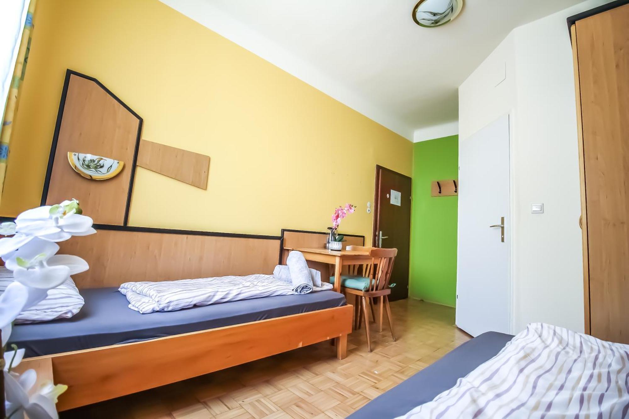 Cozy - U3 Hutteldorferstrasse Homestay Vienna