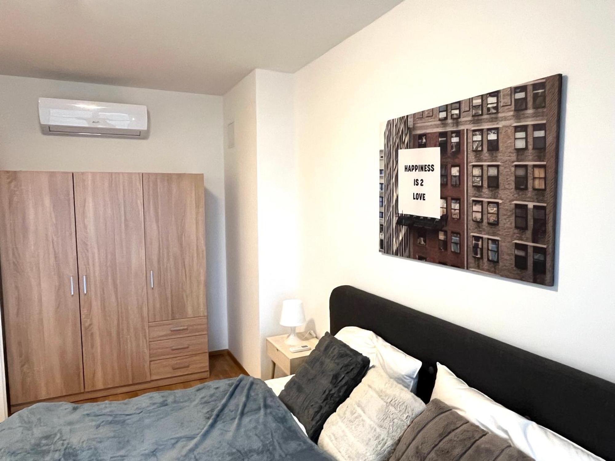 Free Parking / Brandnew With Air Condition And Balcony Apartment *
