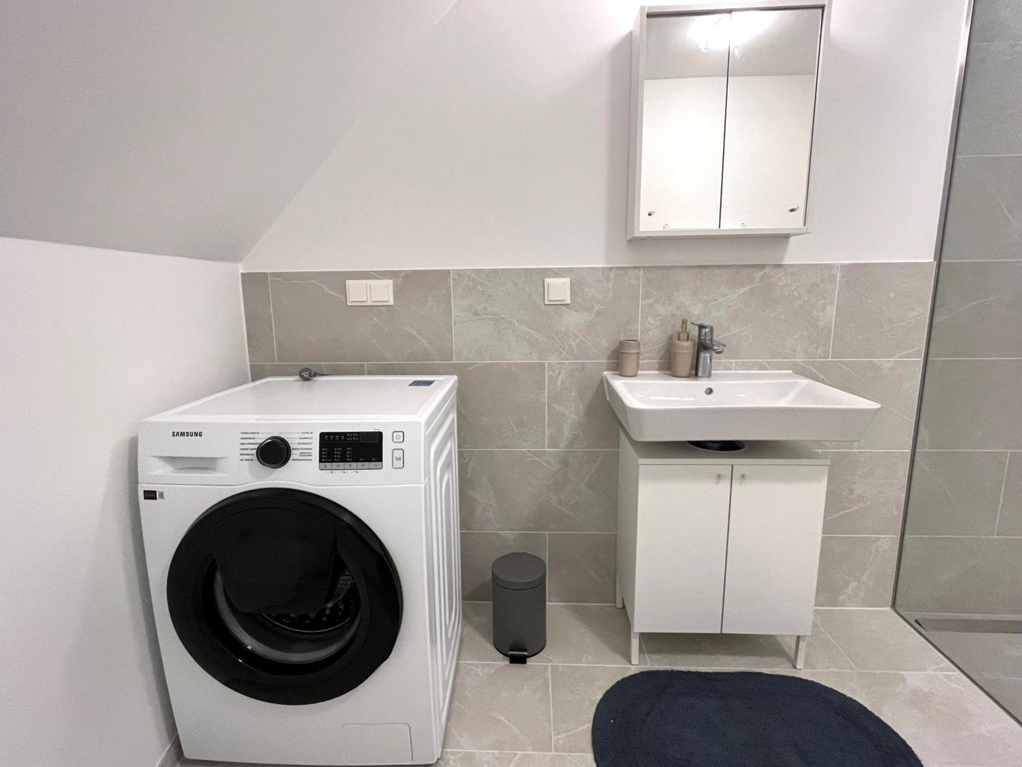 Free Parking / Brandnew With Air Condition And Balcony