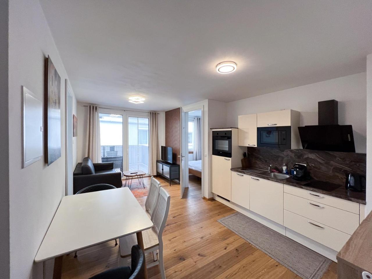 Apartment Modern W/ Cozy Balcony Near City Center