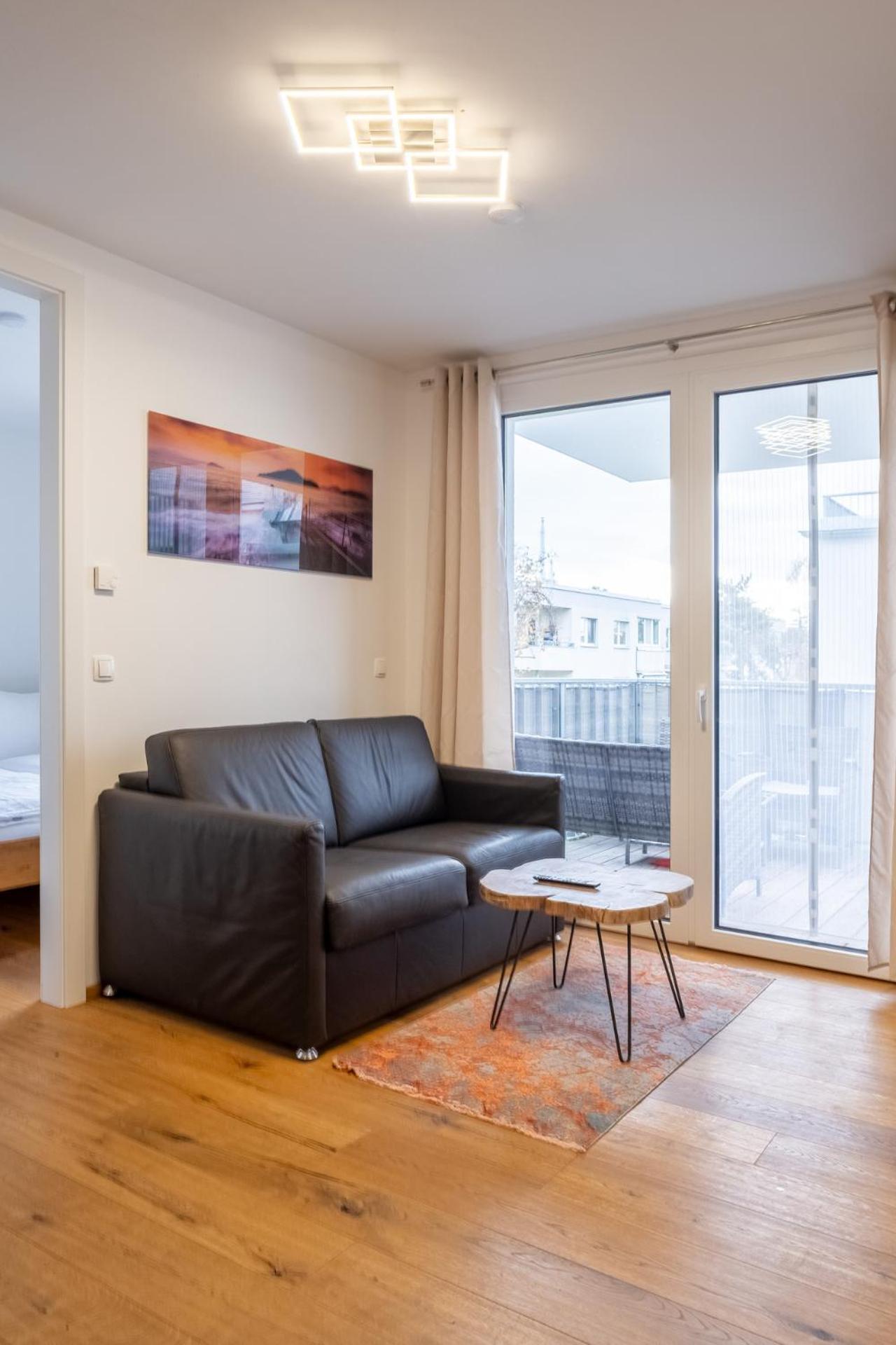 Modern W/ Cozy Balcony Near City Center Apartment *