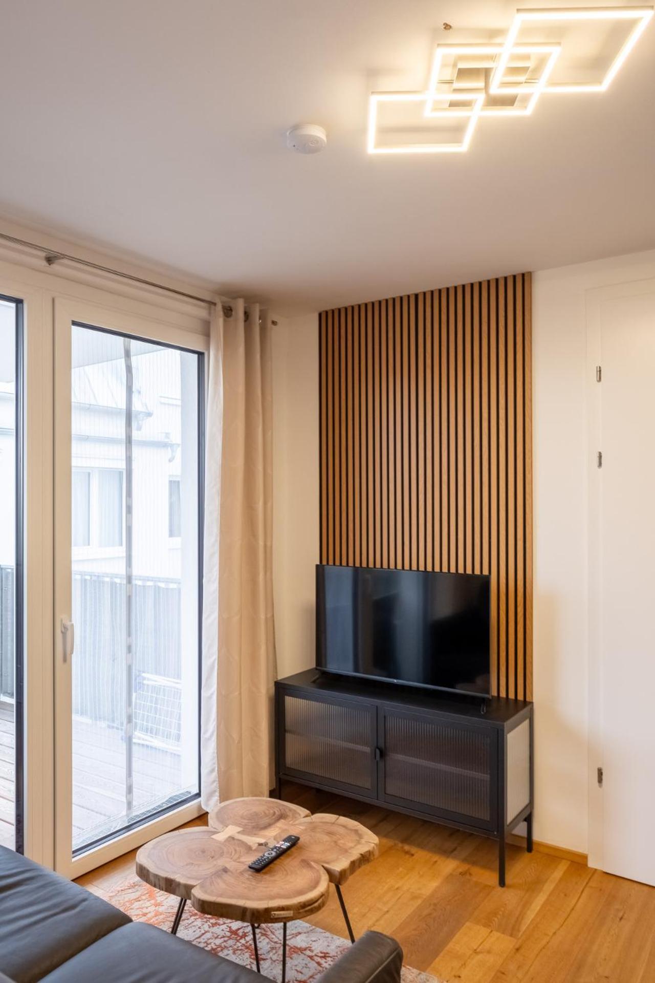 Apartment Modern W/ Cozy Balcony Near City Center