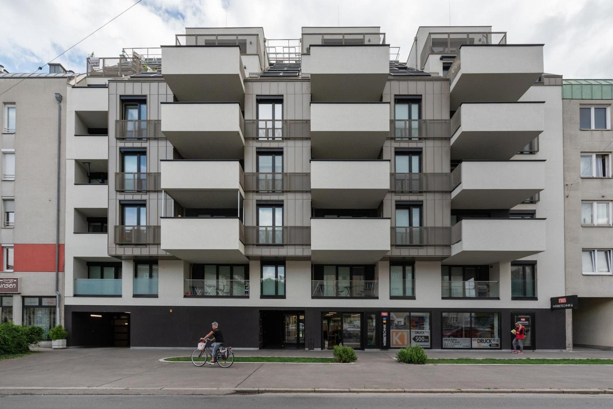 Luxurious Living With Beautiful Terrace *