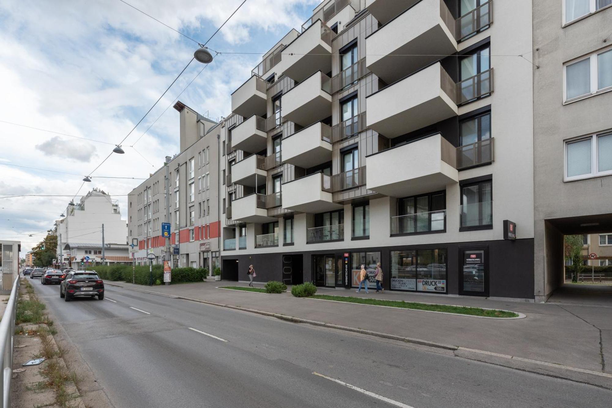 Luxurious Living With Beautiful Terrace Apartment