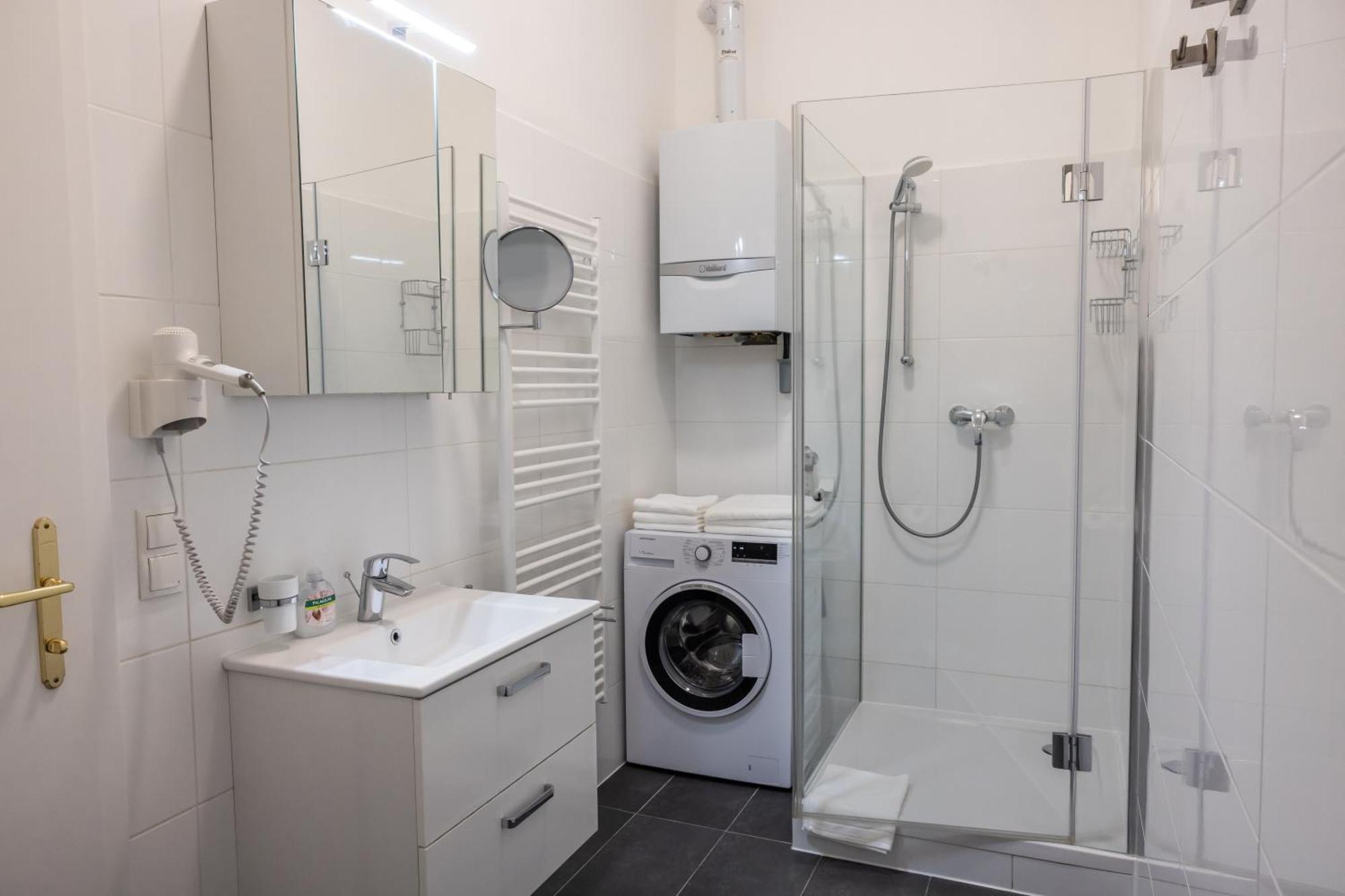Alon Homes - Premium Center Apartment *