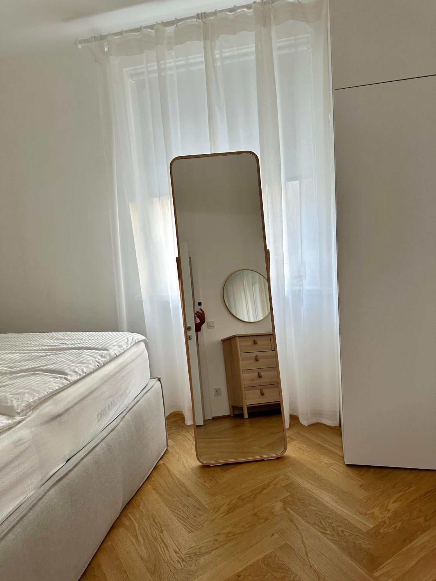 Viviane Paulos - Stylish At Wienerberg Vienna