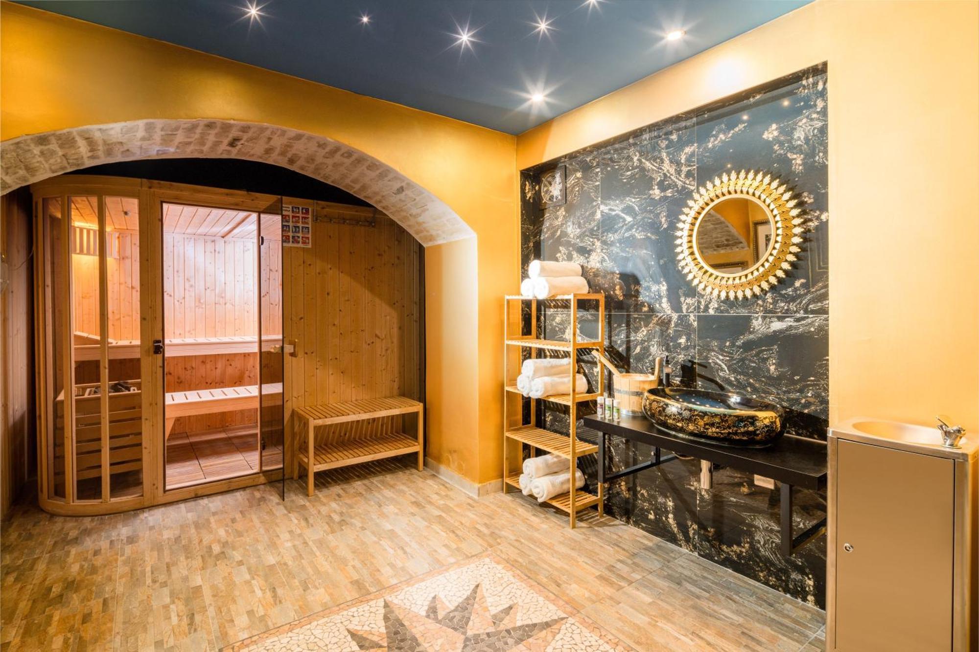 Western Celebrity Aparthotel 4*