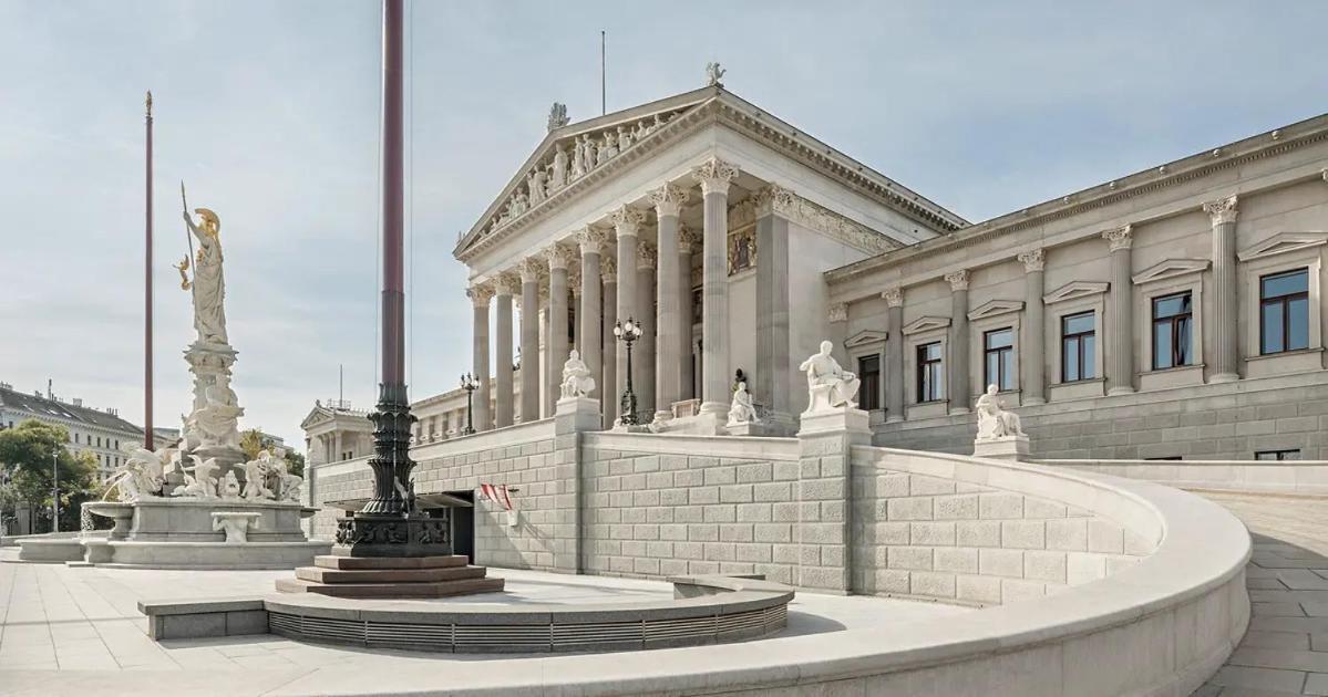 Modern At Rathaus *