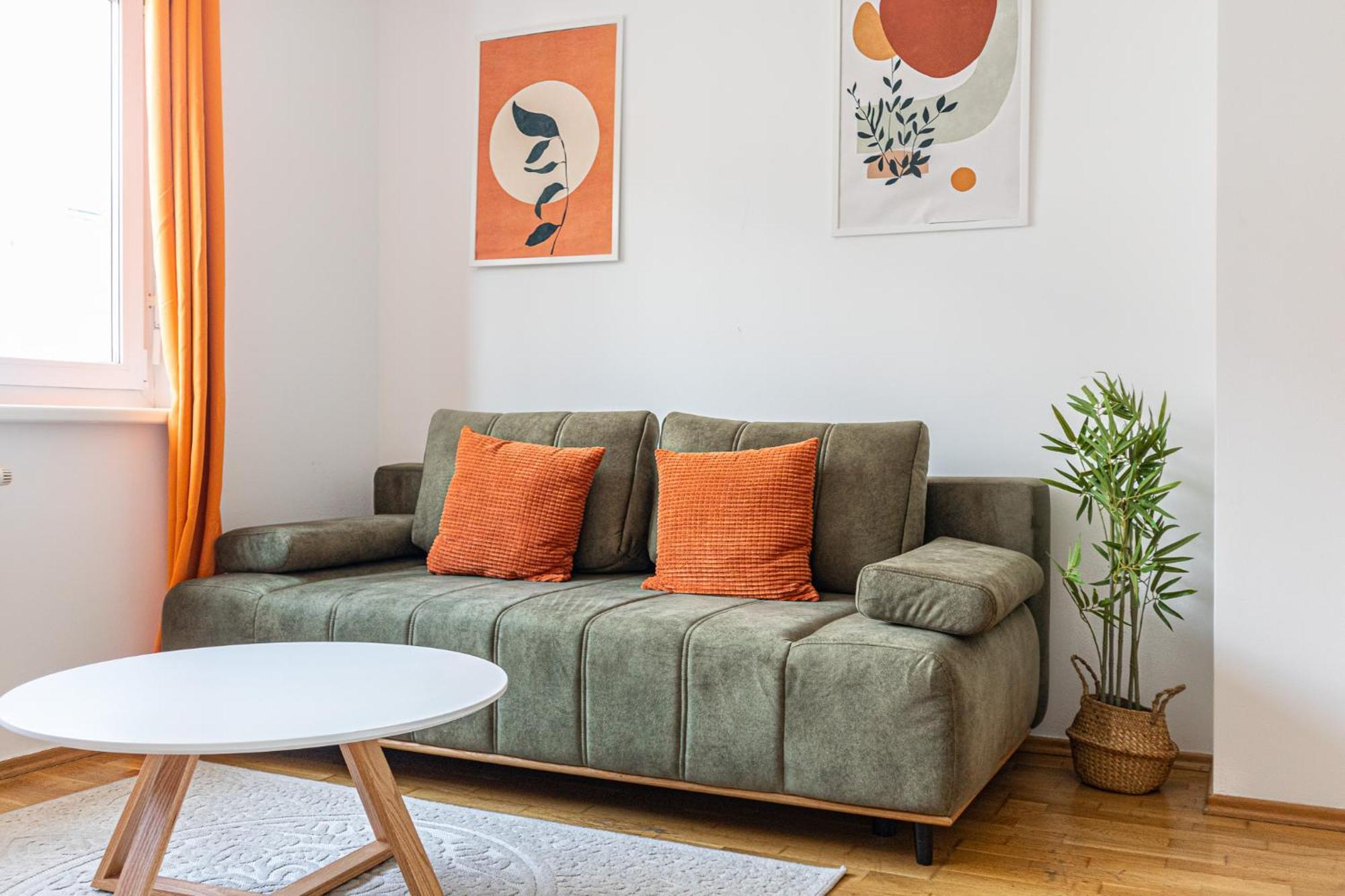 Chic 1br And 1lr With Kingbed, 9 Min To Center Via Metro Apartment
