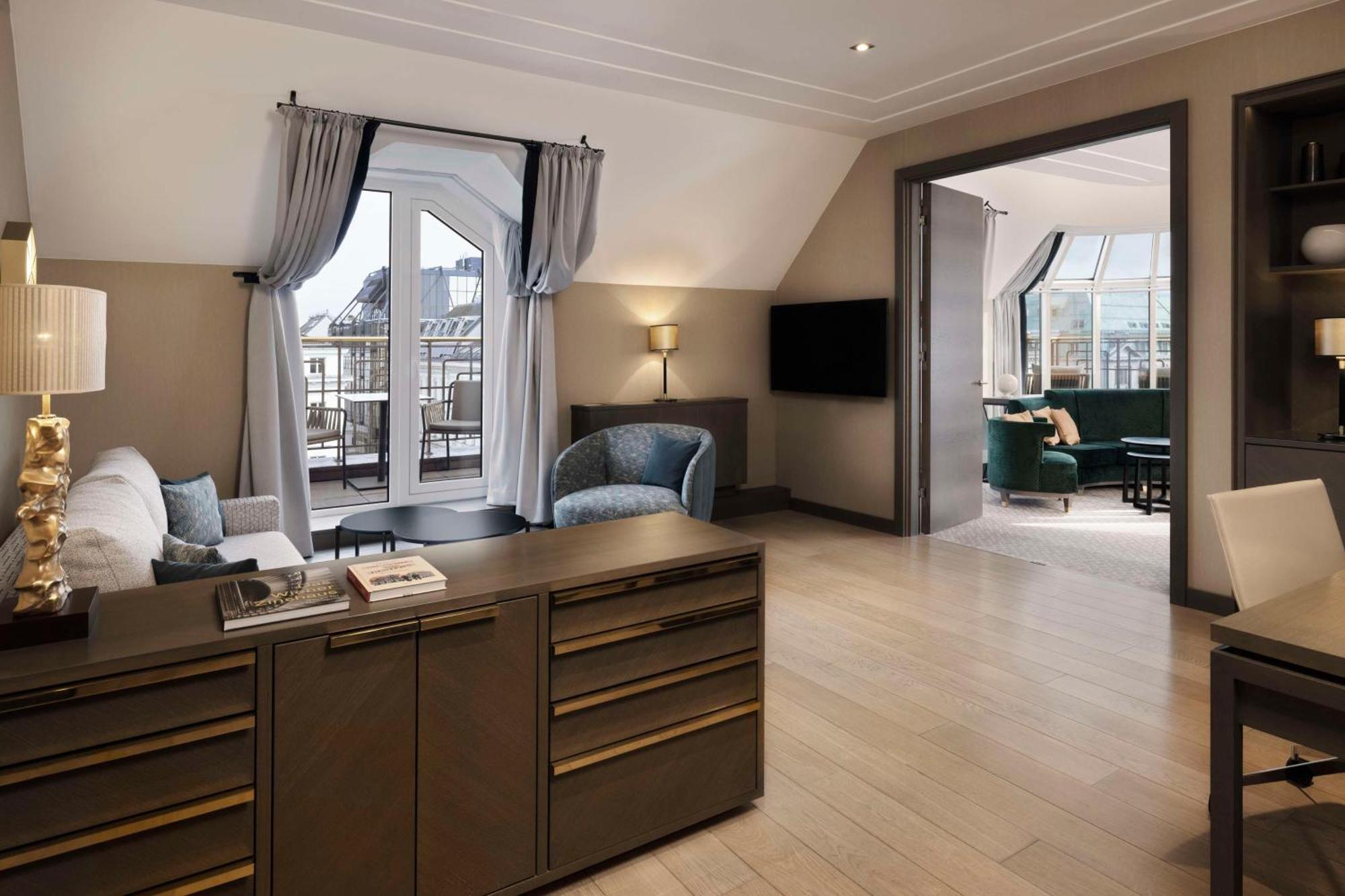 Hilton Plaza Hotel