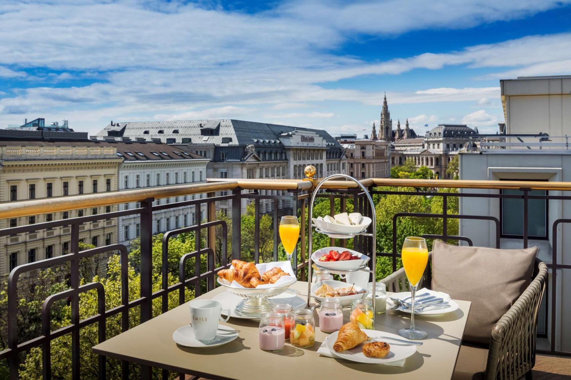 Hilton Plaza Hotel 4*