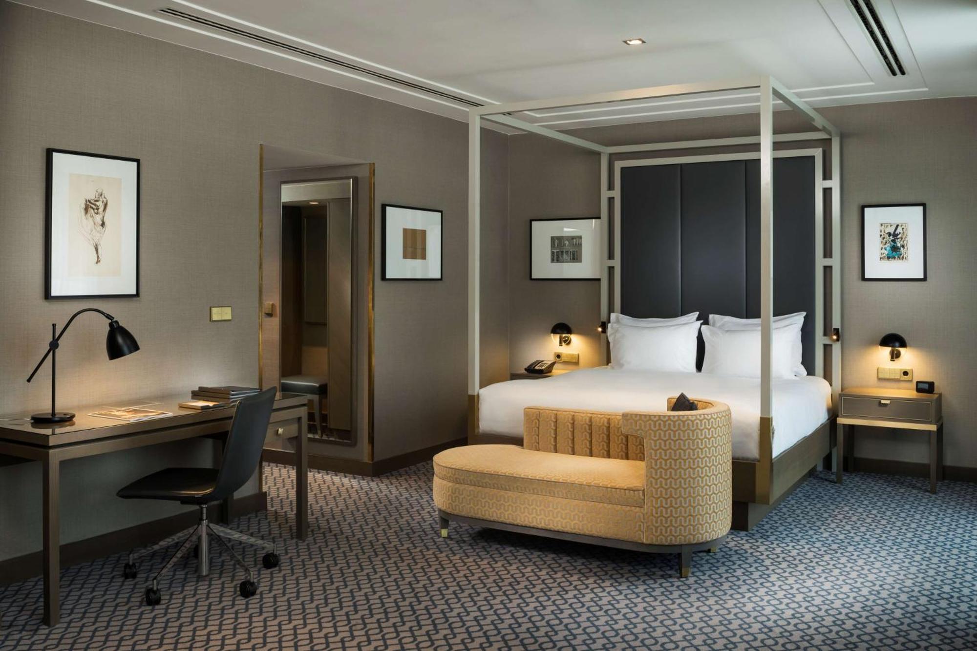 Hilton Plaza Hotel 4*