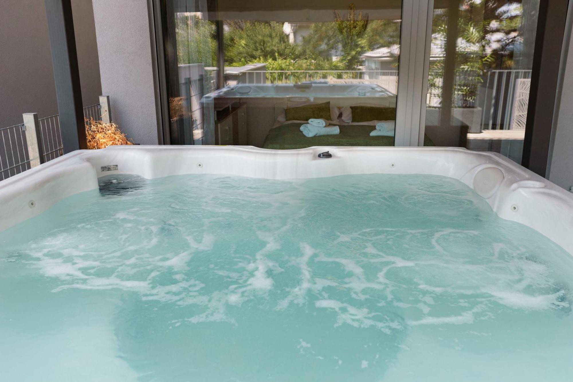 Pool And Hot Tub - Romantic Hideaway *