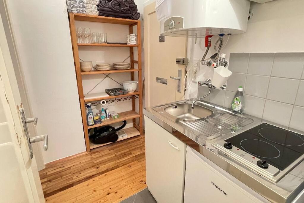Mariahilfer Street Apartment *