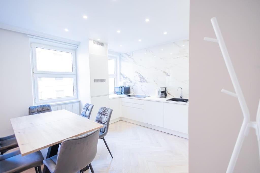 Stylish Two Bedrooms Next Belvedere Apartment *