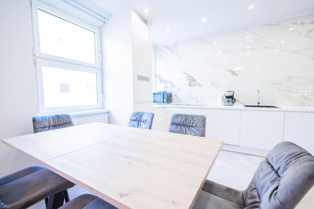 Stylish Two Bedrooms Next Belvedere Apartment