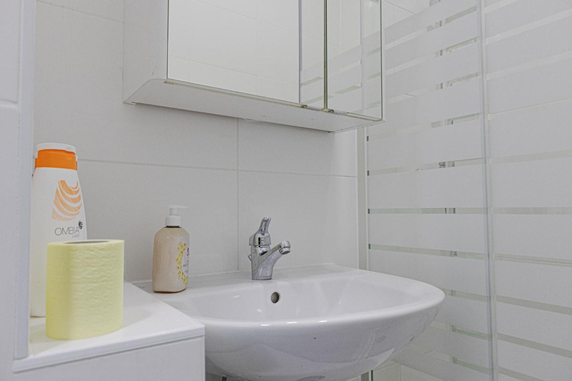 Affordable 5-br Shared / Enkplatz U3 Getaway