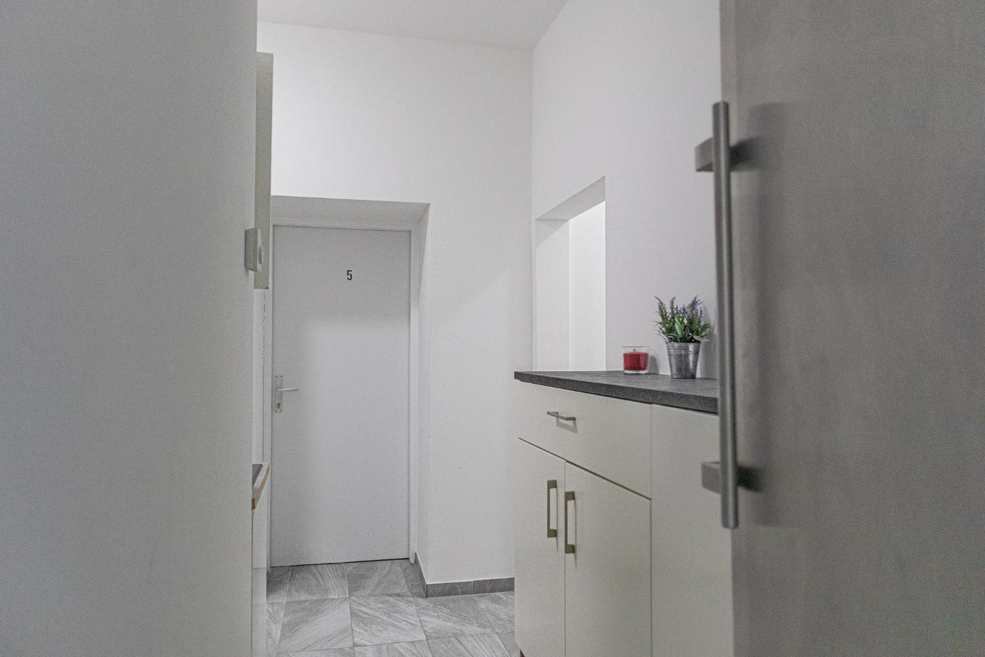 Affordable 5-br Shared / Enkplatz U3 Getaway *