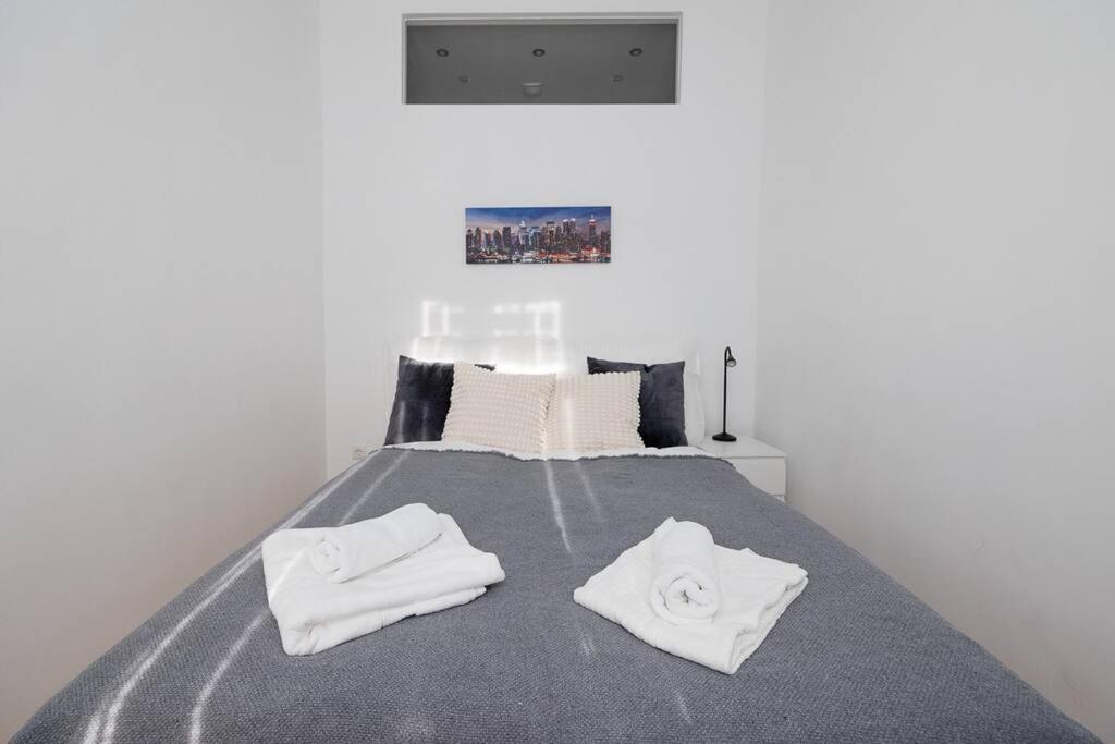 Modern Near Center - 2br, Netflix Apartment *