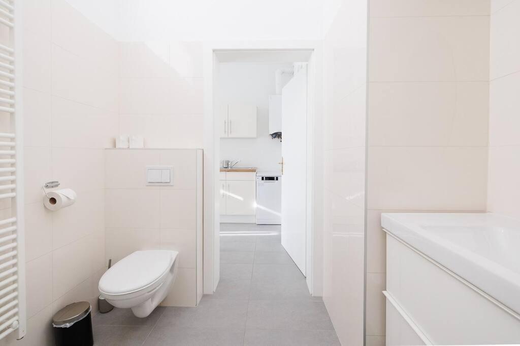 Modern Near Center - 2br, Netflix Apartment *