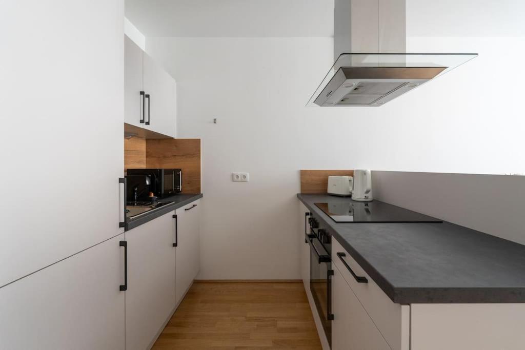 Stylish 1br Escape, Quick By Hm Apartment *