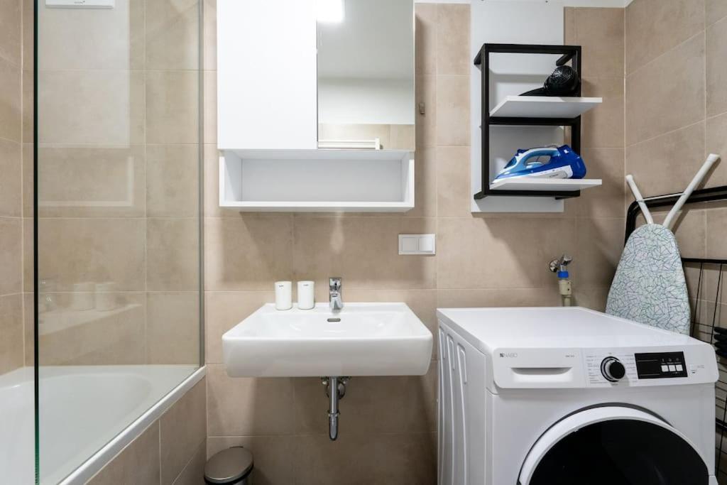 Stylish 1br Escape, Quick By Hm