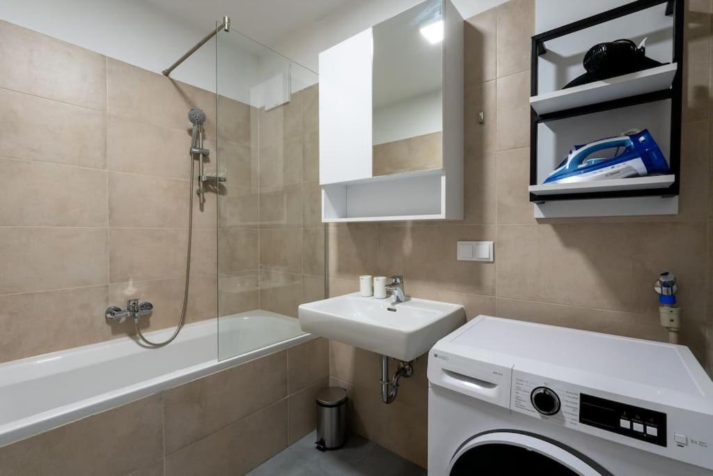 Stylish 1br Escape, Quick By Hm