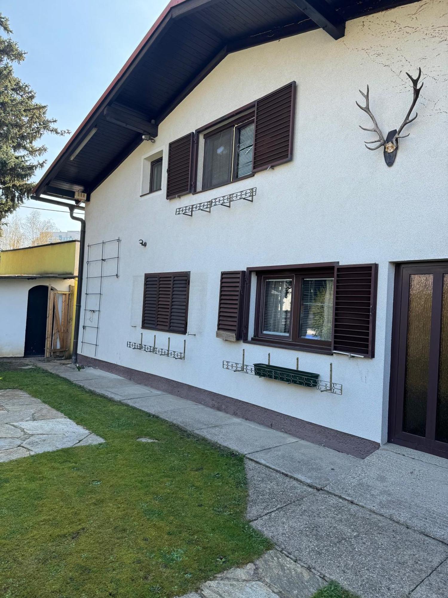 2 Bedrooms, 2 Baths House With A Living An Upstairs Reception Rea Vienna