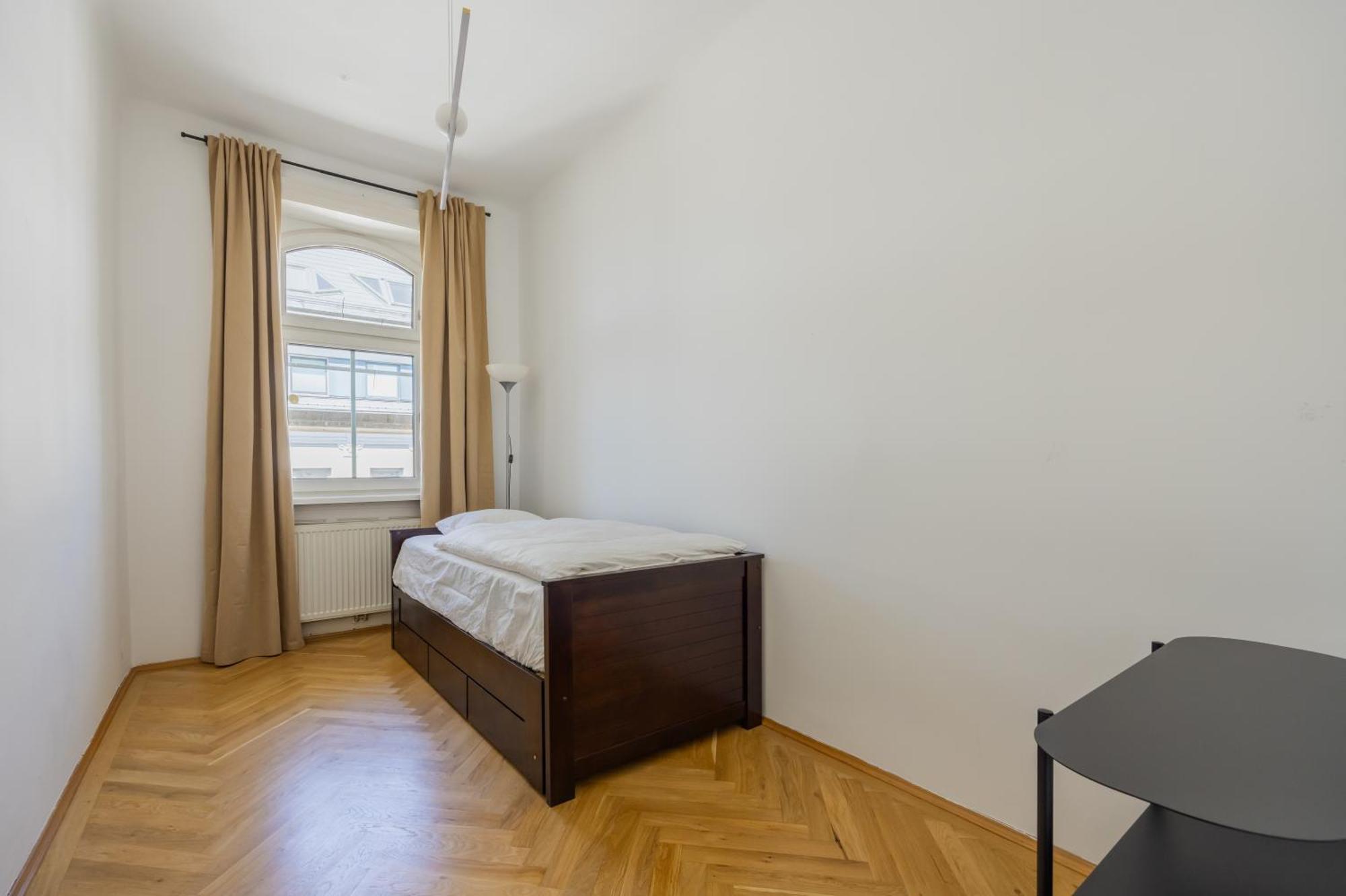 Apartment Stylish Apartment: Metro Access, And Center In One