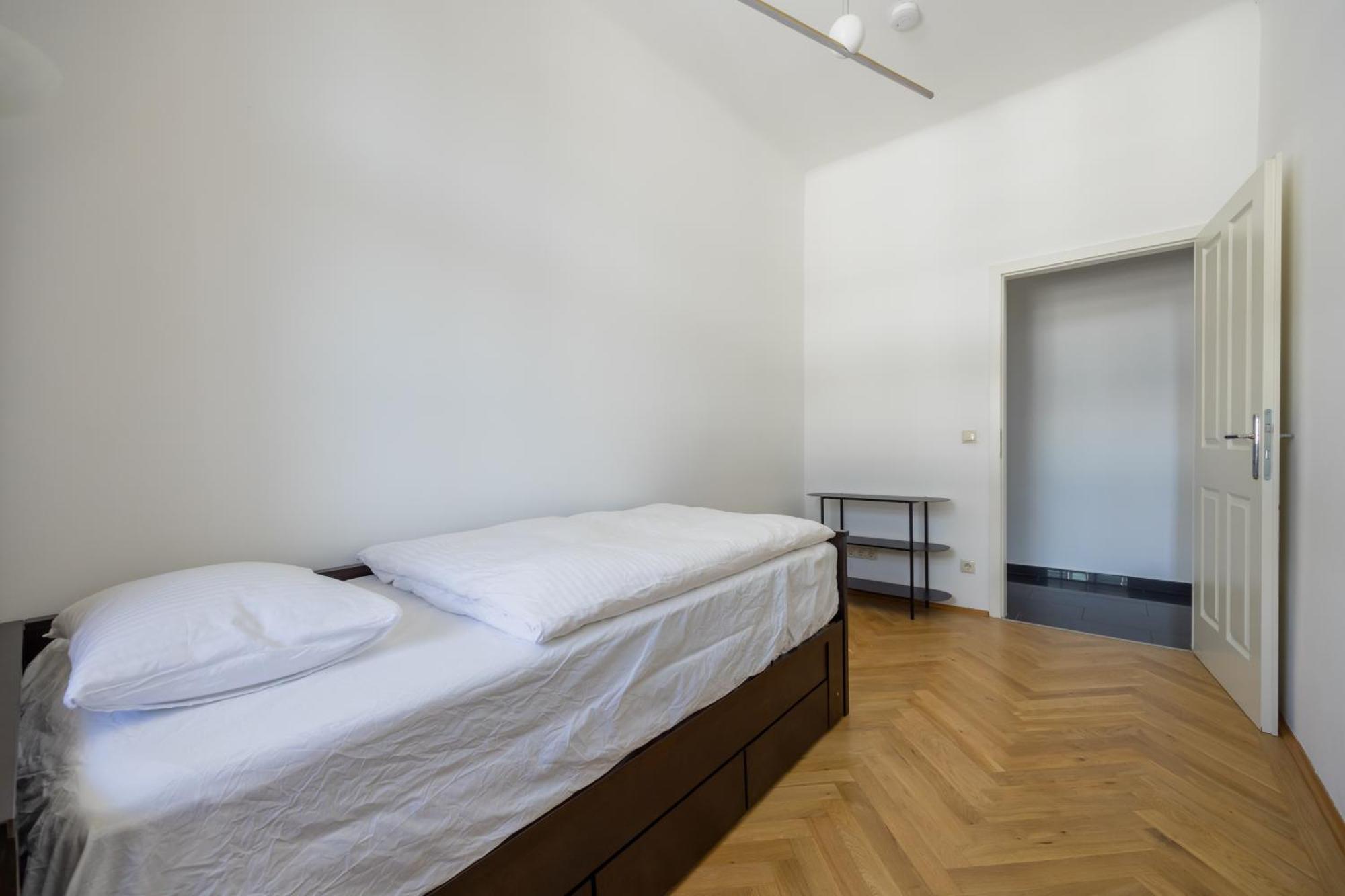 Apartment Stylish Apartment: Metro Access, And Center In One
