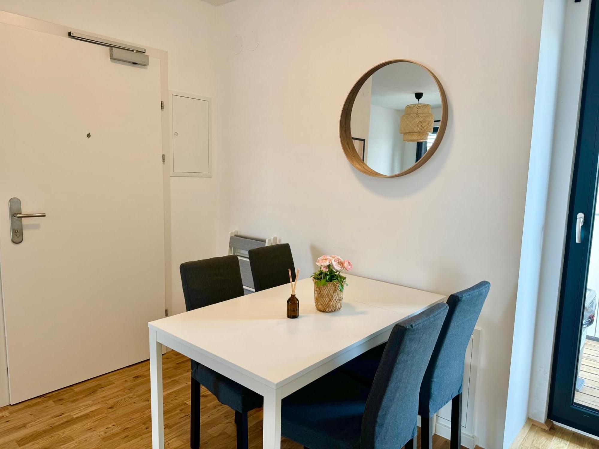 Modern With Balcony & Free Parking - Nearby Metro *