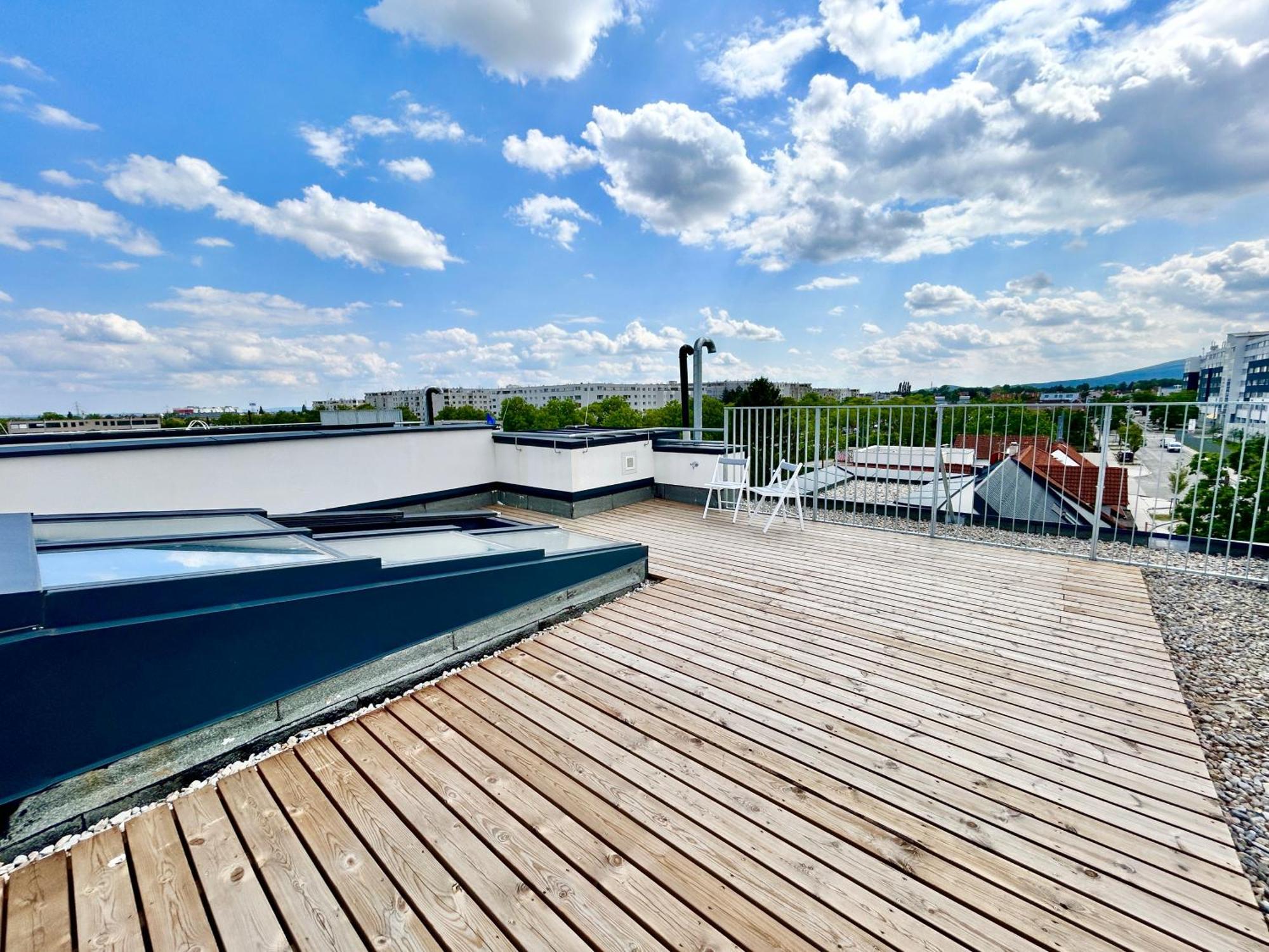 Modern With Balcony & Free Parking - Nearby Metro Apartment *