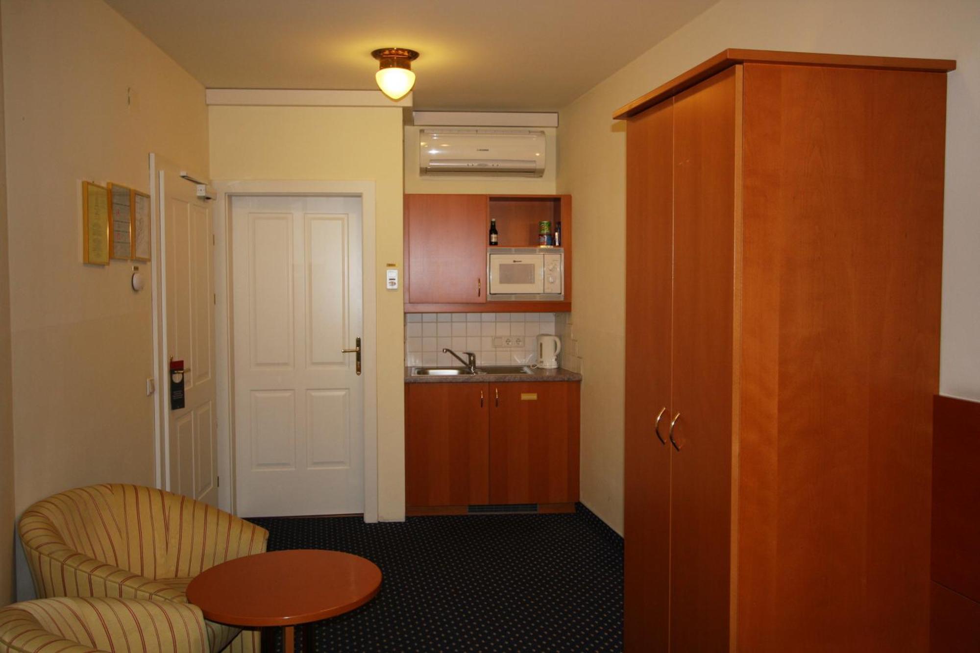 Hotel 900 M Zur Oper 4*