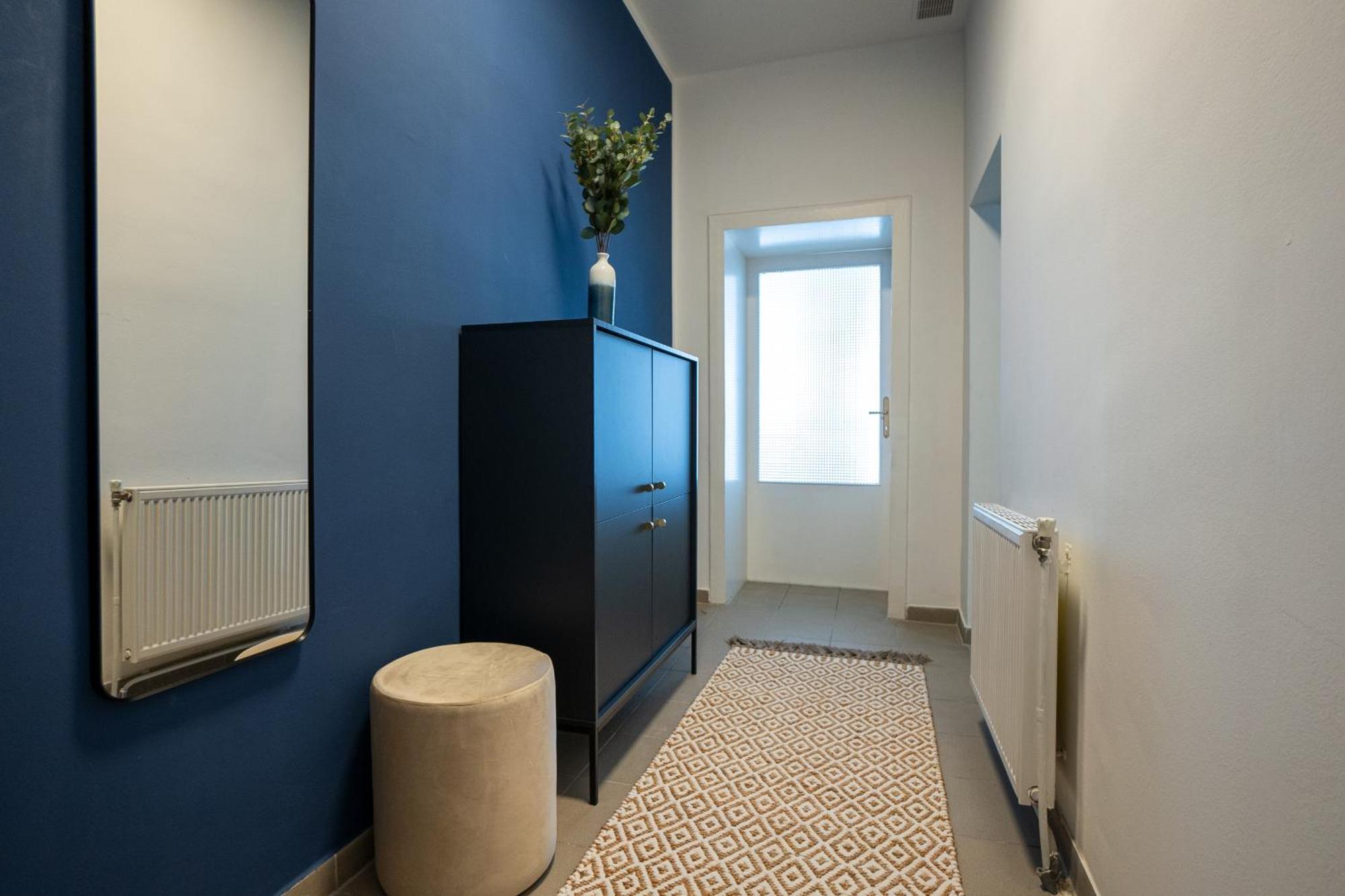 Pet-friendly Modern Near Belvedere