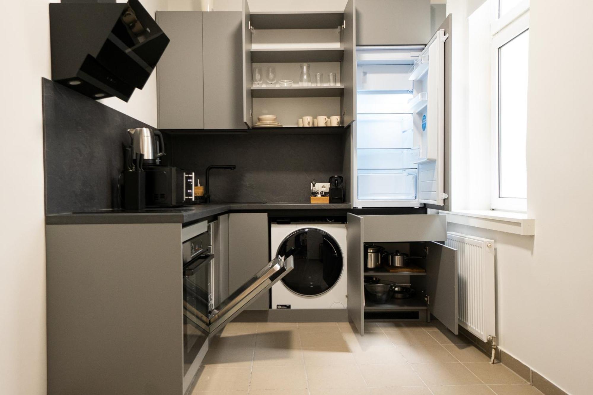 Pet-friendly Modern Near Belvedere *